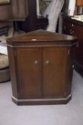 EDWARDIAN LINE INLAID MAHOGANY FLOOR STANDING SINGLE CORNER CUPBOARD WITH TWO DOORS