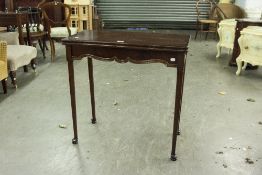 A MODERN MAHOGANY CARD TABLE, THE HINGE TOP OVER SHAPED APRON, ON FLUTED SUPPORTS TO PAD FEET