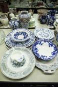 A SPODE 'ITALIAN' BLUE AND WHITE CAKE PLATE, A QUANTITY OF OTHER VARIOUS MAINLY BLUE AND WHITE WARES