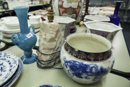 A BLUE OPAQUE GLASS TWO HANDLED VASE, A BLUE AND WHITE POTTERY JARDINIERE (CHIPPED) AND A HEAVY