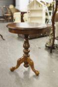 A MODERN DARK WOOD TRIPOD TABLE, THE CIRCULAR TOP ON TURNED BULBOUS SUPPORT TO THE CARVED CABRIOLE