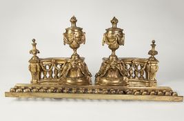 EARLY TWENTIETH CENTURY GILT BRASS FIREPLACE FENDER, with central square pierced gallery and