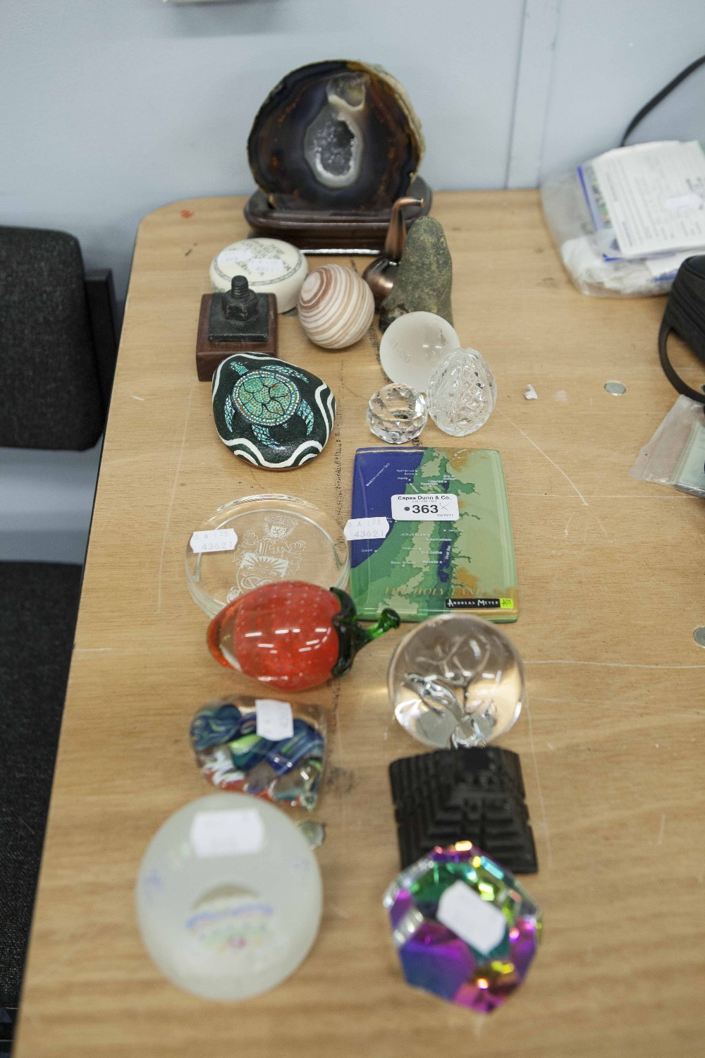 A COLLECTION OF APPROX 18 PAPERWEIGHTS, TO INCLUDE; COMMEMORATIVE WEIGHTS, BOHEMIA, LARGE QUARTZ