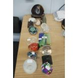 A COLLECTION OF APPROX 18 PAPERWEIGHTS, TO INCLUDE; COMMEMORATIVE WEIGHTS, BOHEMIA, LARGE QUARTZ