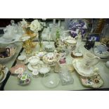 A COLLECTION OF MISC CERAMICS AND GLASS WARES TO INCLUDE; CUPS AND SAUCERS, JARDINIERE, DISH AND