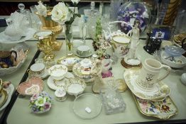 A COLLECTION OF MISC CERAMICS AND GLASS WARES TO INCLUDE; CUPS AND SAUCERS, JARDINIERE, DISH AND