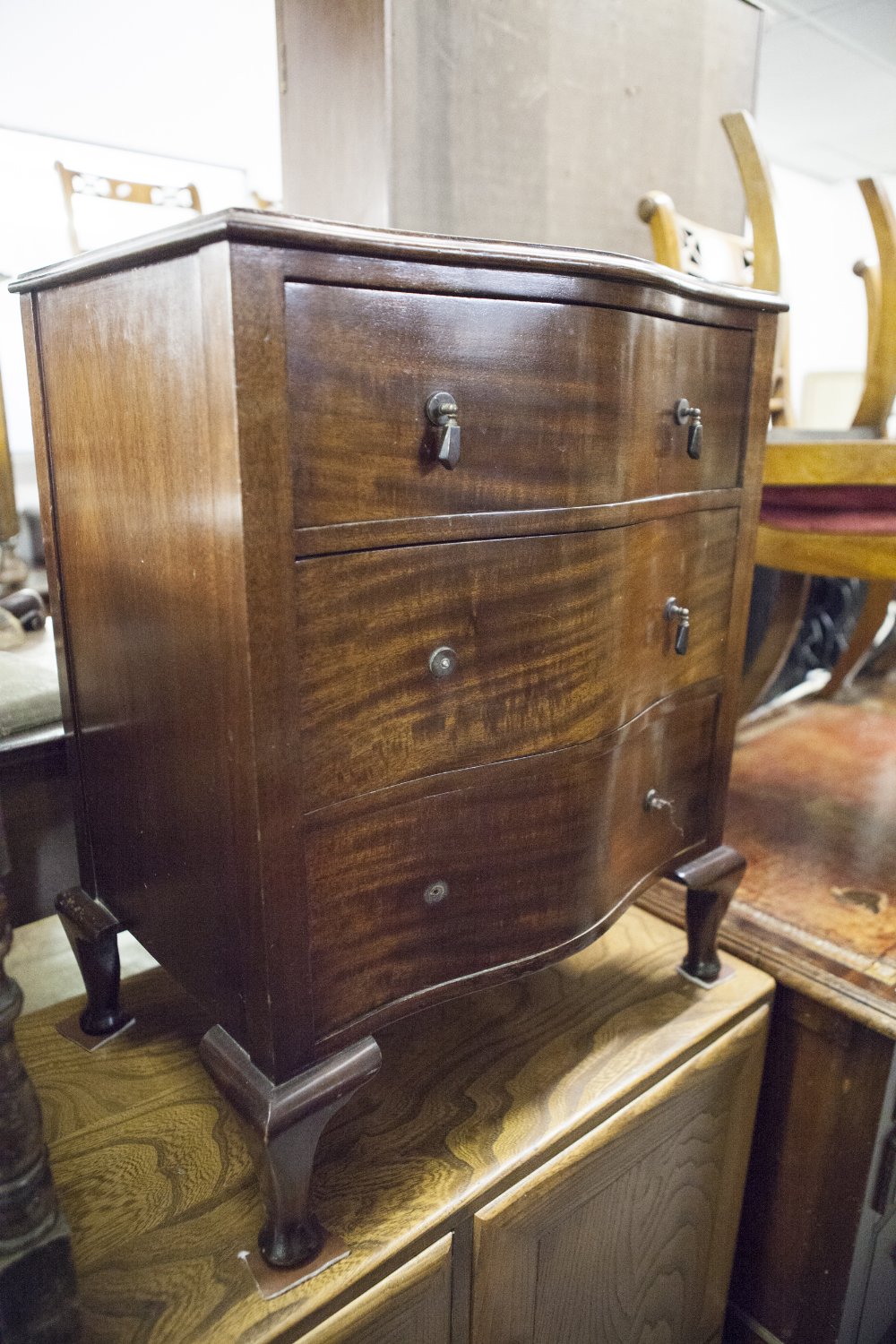 GEORGIAN STYLE MAHOGANY SMALL SERPENTINE CHEST OF THREE DRAWERS, ON STUMP CABRIOLE SUPPORTS, 1'8"