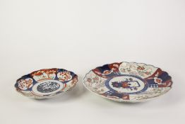 A LATE 19th/EARLY 20th CENTURY JAPANESE IMARI SCALLOPED DISH decorated in typical palette, 11 3/