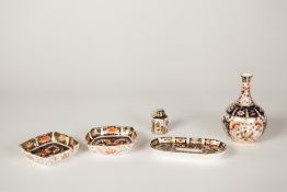 FOUR SMALL PIECES OF EARLY TWENTIETH CENTURY ROYAL CROWN DERBY JAPAN PATTERN CHINA, COMPRISING;