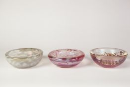 THREE DINO MARTENS FOR AURELIANO TOSO MURANO MACE IRIDESCENT GLASS BOWLS, of shallow, circular