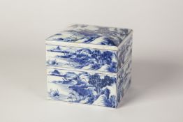 A LATE NINETEENTH/EARLY TWENTIETH CENTURY CHINESE PORCELAIN ALMOST SQUARE TWO TIER STACKING BOX WITH