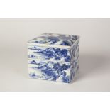 A LATE NINETEENTH/EARLY TWENTIETH CENTURY CHINESE PORCELAIN ALMOST SQUARE TWO TIER STACKING BOX WITH