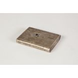 AN UNUSUAL EARLY TWENTIETH CENTURY CONTINENTAL SILVER ENGINE TURNED CIGARETTE CASE, having a