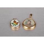 9ct GOLD PHOTOGRAPH LOCKET PENDANT, glazed, circular and double sided, with tinted portrait of W.W.I