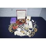 A SELECTION OF COSTUME JEWELLERY INCLUDING; BROOCHES, BRACELETS, FAUX PEARL AND OTHER BEAD NECKLACES