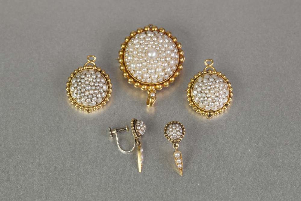 VICTORIAN DEMI-PARURE OF A PAIR OF EARRINGS, A PAIR OF BROOCHES AND A DOMED CIRCULAR BROOCH/