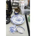 19th CENTURY BLUE AND WHITE WILLOW PATTERN CREAMWARE LEAF SHAPED PICKLE DISH the underside with