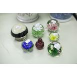 SIX GLASS PAPERWEIGHTS, INCLUDING ONE FROM MURANO AND ANOTHER OF PEAR FORM, AND RESIN PAPERWEIGHT