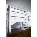 TWENTIETH CENTURY WHITE PAINTED CHEST OF DRAWERS, MIRRORED GLASS TOP, THREE LONG GRADUATED