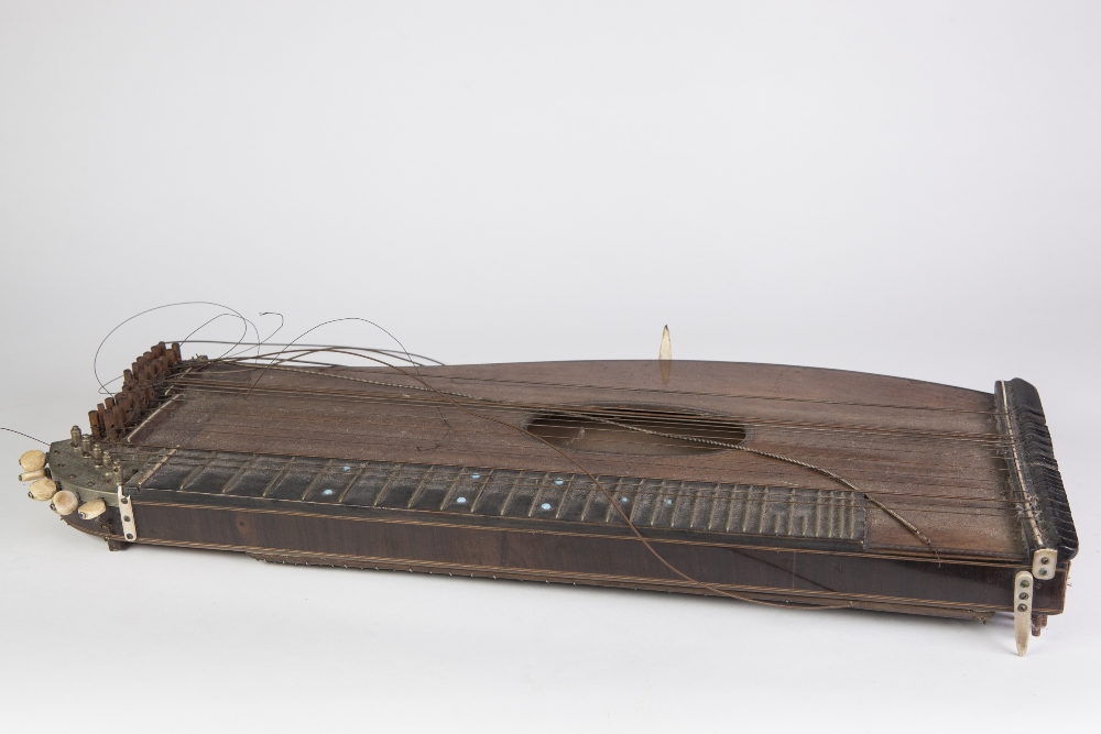 GOOD QUALITY LATE NINETEENTH CENTURY ROSEWOOD ZITHER