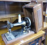 A SINGER MANUAL PORTABLE SEWING MACHINE, IN WOODEN CASE