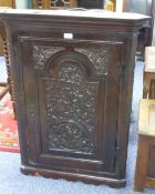 AN ANTIQUE, 18TH CENTURY, OAK HANGING CORNER CUPBOARD WITH MOULDED CORNICE, FRAMED DOOR WITH