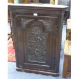 AN ANTIQUE, 18TH CENTURY, OAK HANGING CORNER CUPBOARD WITH MOULDED CORNICE, FRAMED DOOR WITH