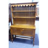 A REPRODUCTION OAK WELSH DRESSER, THE SUPERSTRUCTURE PLATE RACK HAVING ARCADED CANOPY AND BOARDED