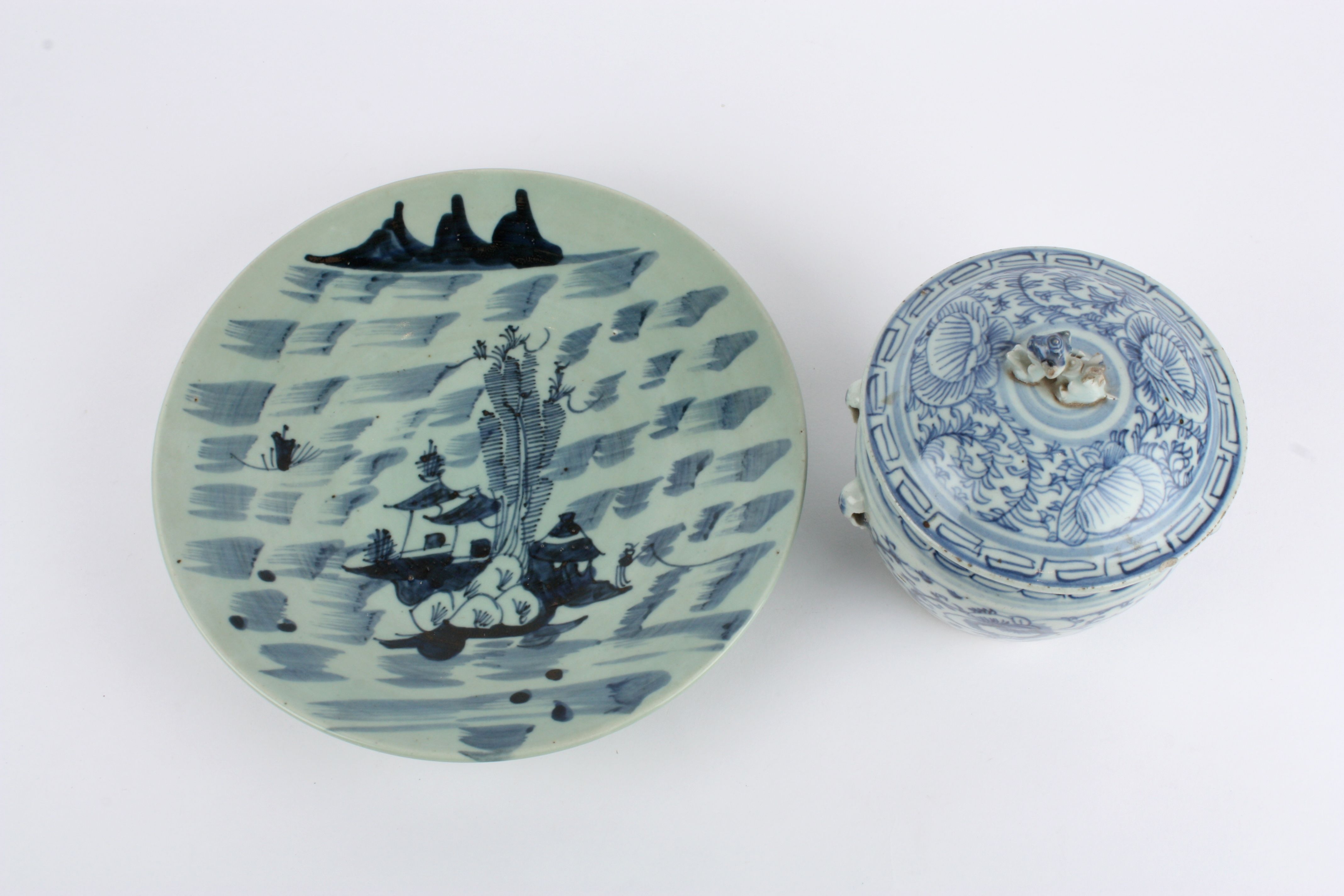 A Chinese Swatow blue and white painted pot and cover, late Ming 16th/17th Century the body with - Image 2 of 4