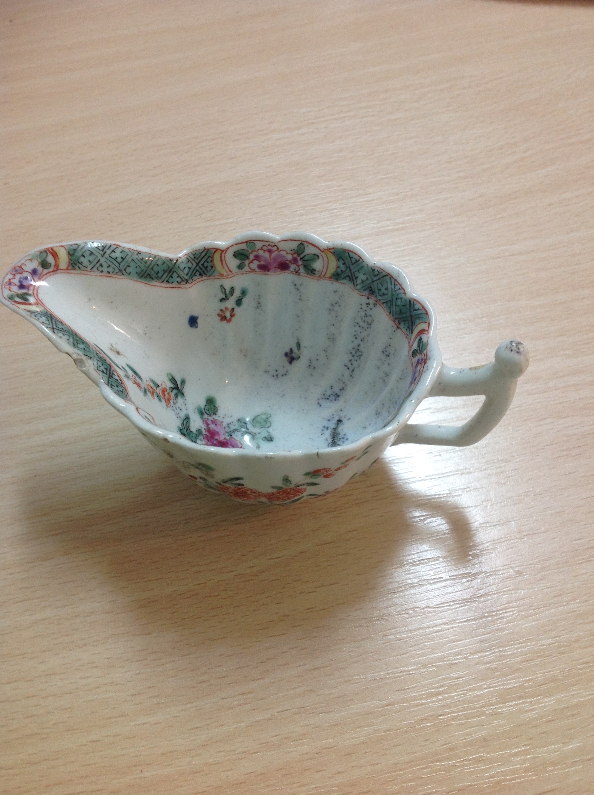 An early Worcester porcelain cream boat, circa 1753 with scalloped edge, the interior has hatched - Image 4 of 4