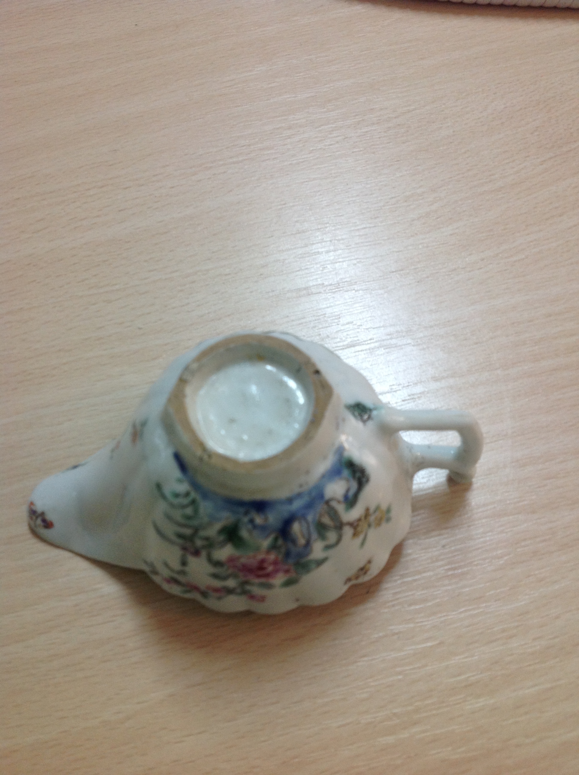 An early Worcester porcelain cream boat, circa 1753 with scalloped edge, the interior has hatched - Image 3 of 4