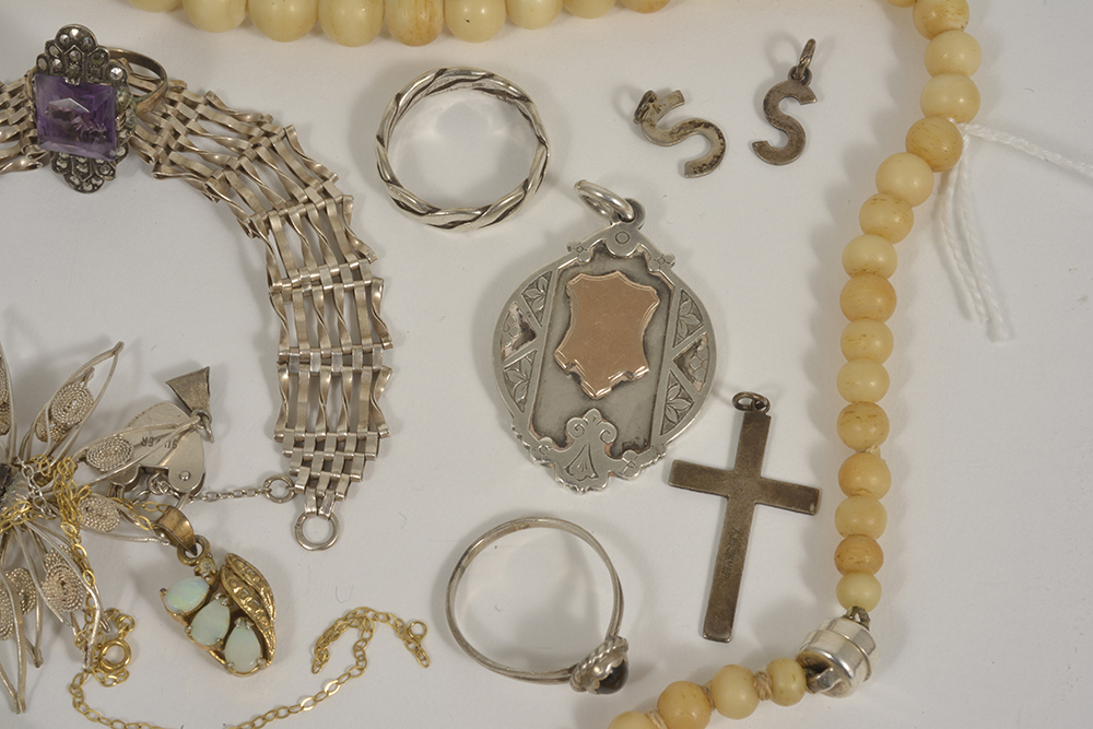 A small collection of various silver and other jewelleryto include a Mexican silver earrings, silver - Image 4 of 6
