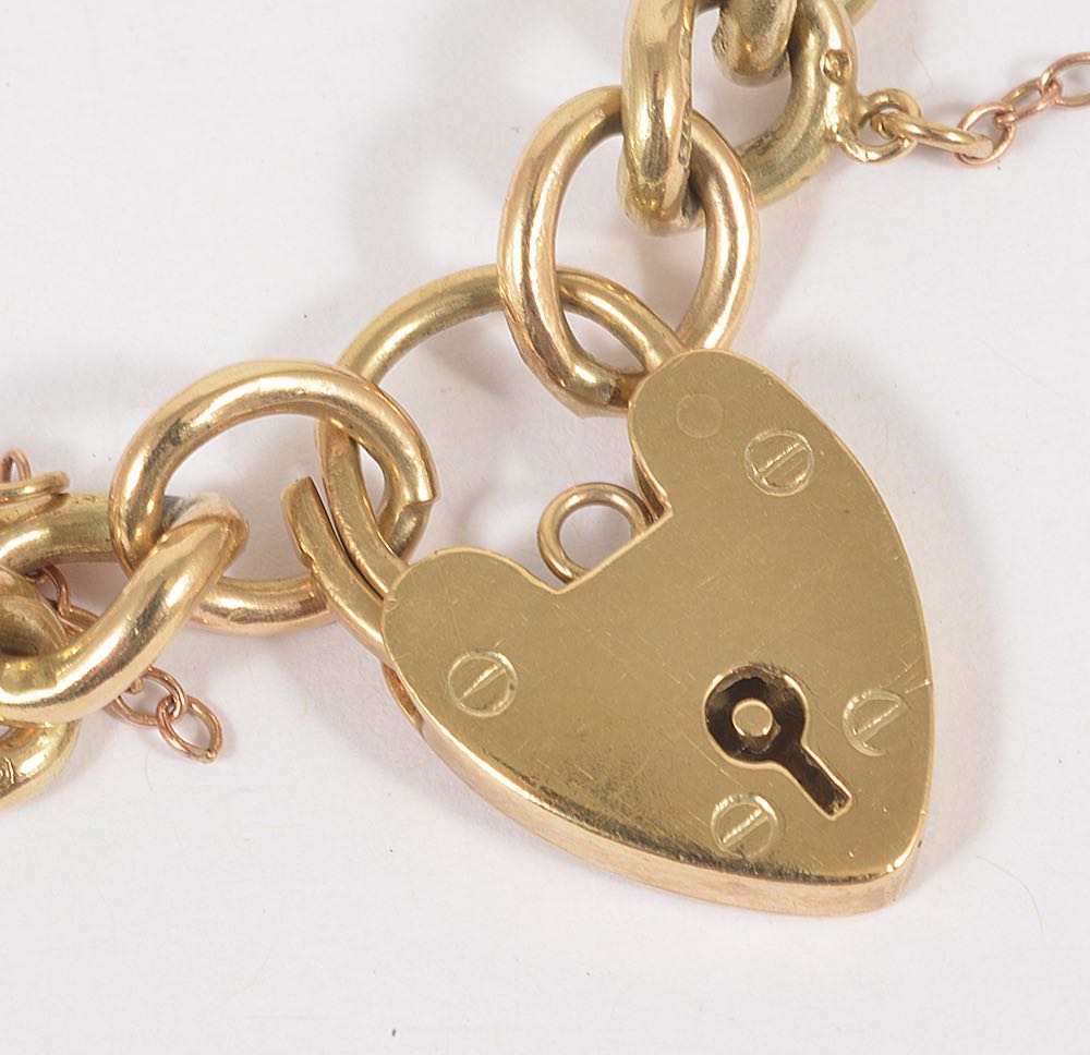 A 9ct gold curb link bracelet with heart padlock fasteningmarked 9 to each bracelet linkapprox. - Image 2 of 2