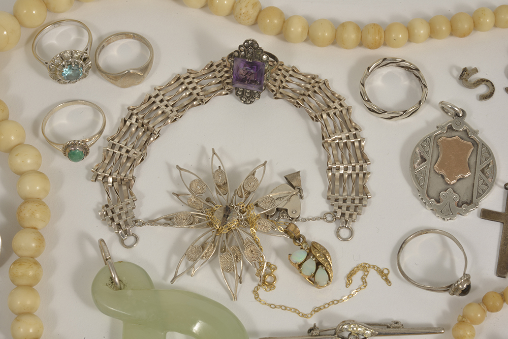 A small collection of various silver and other jewelleryto include a Mexican silver earrings, silver - Image 2 of 6