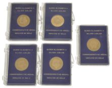 Five 9k gold Queen Elizabeth II Silver Jubilee Commemorative Medals, each individually cased, (5)