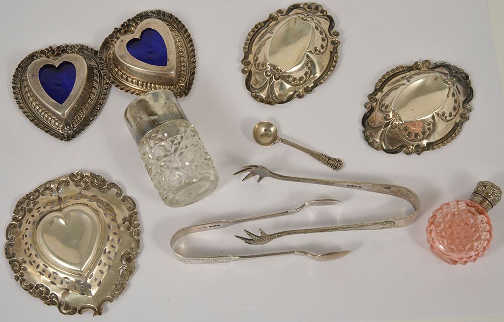 A good small collection of assorted silvercomprising a pair of Edwardian silver heart shaped salts - Image 2 of 2