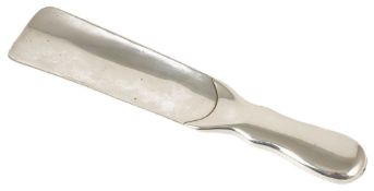 An Asprey silver shoe horn, London 1963of typical form with makers mark and hallmarks to