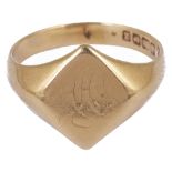 A gentleman's 18ct gold engraved signet ring
