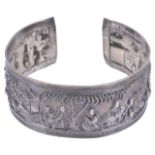 A Chinese export ware silver repousse bangle, late 19th centurythe bangle finely detailed in