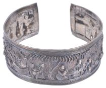 A Chinese export ware silver repousse bangle, late 19th centurythe bangle finely detailed in