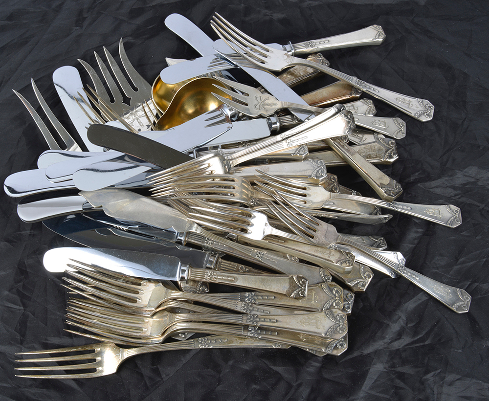 A suite of German silver flatware, early 20th centurynine table forks and nine table knives; nine - Image 2 of 6