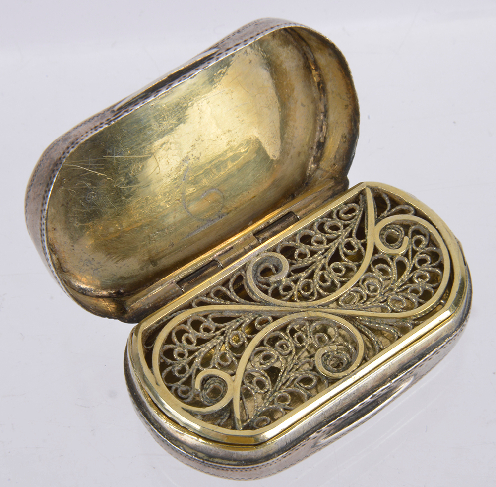 A George III silver vinaigrette, hallmarked Birmingham 1804of oval form with hinged concave lid - Image 2 of 2