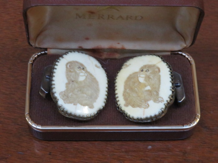 PAIR OF CARVED IVORY EFFECT CUFFLINKS