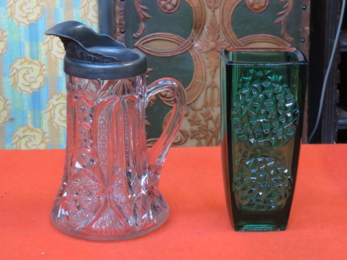 PEWTER TOPPED GLASS WATER JUG AND DECORATIVE GREEN GLASS VASE