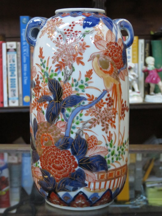 ORIENTAL HANDPAINTED AND GILDED TWO HANDLED CERAMIC VASE IN THE IMARI PALETTE