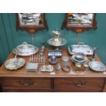 MIXED LOT OF SILVER PLATEDWARE INCLUDING ENTREE DISHES, WATER JUG, TOAST RACK AND TAZZA, ETC.