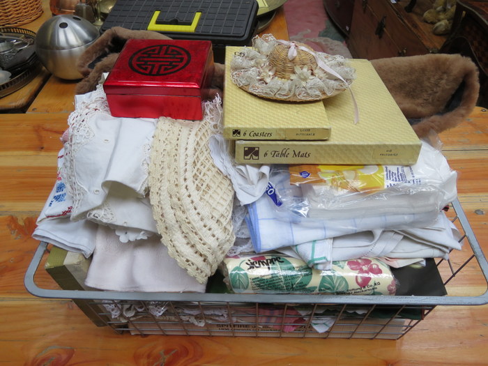 MIXED LOT OF VARIOUS LINENS, COASTERS, ETC.