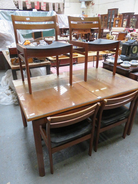 G PLAN STYLE TEAK EXTENDING DINING TABLE WITH ONE LEAF,