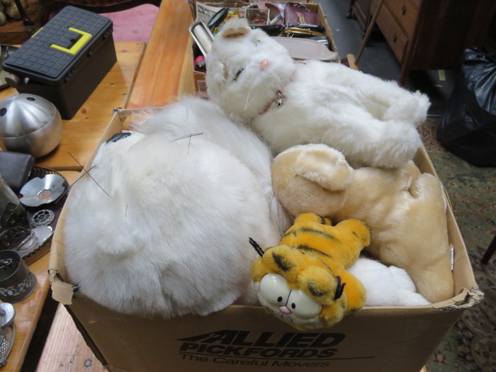 BOX OF VARIOUS MODERN TEDDY BEARS