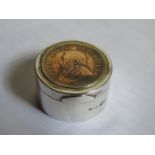 PRETTY HALLMARKED SILVER CIRCULAR HINGED PILL BOX WITH MOUNTED 1898 PENNY AND GILT INTERIOR,